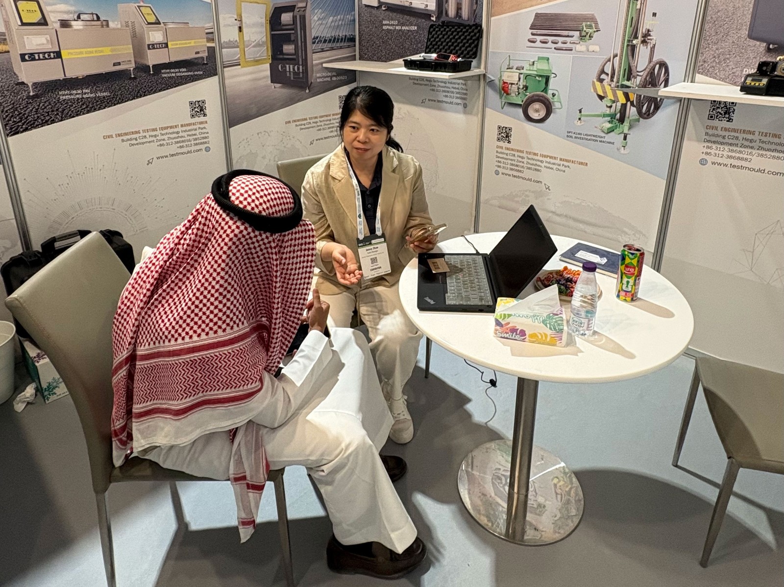 The-Tianpeng-team-introduced-testing-equipment-and-discussed-laboratory-applications-with-visitors-involved-in-road-construction-and-infrastructure-projects.jpg The-Tianpeng-team-introduced-testing-equipment-and-discussed-laboratory-applications-with-visitors-involved-in-road-construction-and-infrastructure-projects.jpg