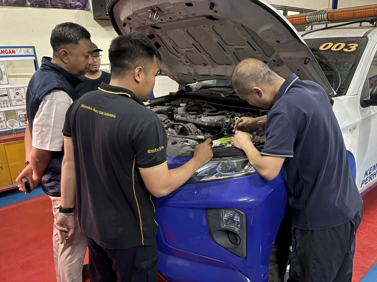 On-site-technical-communication-helps-connect-the-equipment's-technical-functions-with-the-customer's-actual-testing-and-research-requirements.jpg undefined