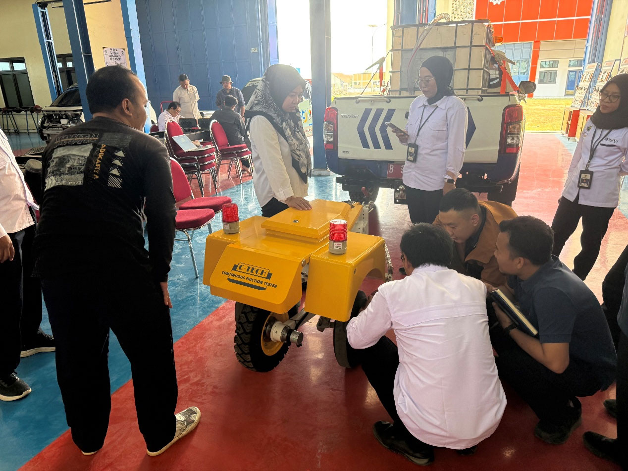 Technical-discussion-around-the-equipment-gave-the-participants-an-opportunity-to-understand-its-structure,-operating-principle,-and-practical-testing-requirements.jpg Technical-discussion-around-the-equipment-gave-the-participants-an-opportunity-to-understand-its-structure,-operating-principle,-and-practical-testing-requirements.jpg